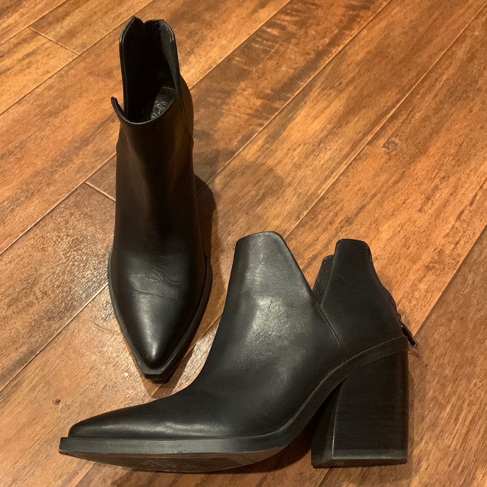 Black leather gigiette booties